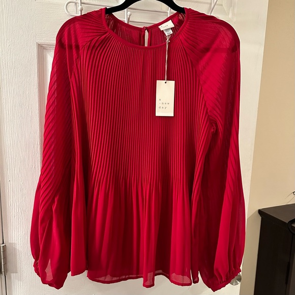 💋 Gorgeous Red Flowy Blouse - Picture 3 of 13